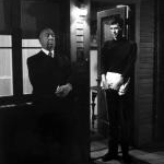 Alfred Hitchcock pose aux cot�s d'Anthony Perkins sur le plateau de Psycho (1960)